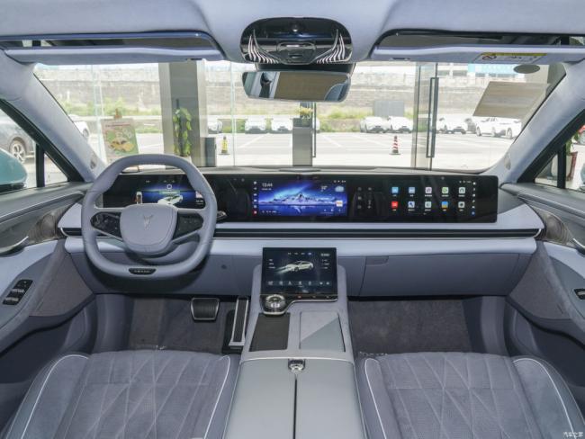 Long Range Voyah Passion Hybrid Light Electric New Energy Vehicle