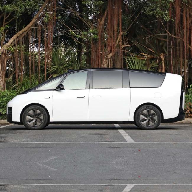 New Energy Vehicles Automatic Electric MPV 4 Wheel Vehicle Lixiang Mega EV Car