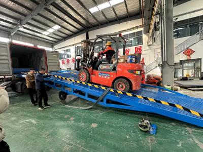 China Mobile Container Load Ramp Manual Hydraulic Lift Table With Motor Gear Mobile Boarding Bridge Forklift Ramp for sale