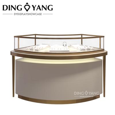 China Fashion Curve Jewellery Display Showcases Beautiful Firm Structure With Highly Transparent Tempered Glass for sale