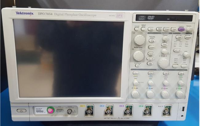 Tektronix DPO7054 Oscilloscope side view