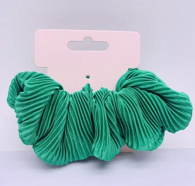 China Cuello de caballo Plissado de terciopelo Scrunchies de pelo verde elástico para dama en venta
