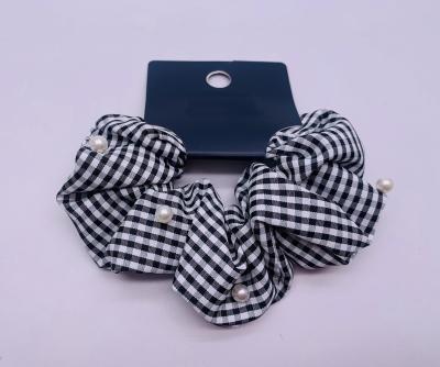 China Plaid Rubber Fabric Hair Accessories Scrunchies With White Pearls à venda