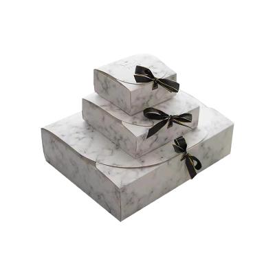 China Cajas de regalo plegables rígidas de la recepción del OEM con la cinta, cajas de cartón del paquete plano en venta