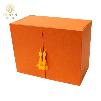China Caja de regalo rígida del sistema del maquillaje de las cajas de regalo del cartón del cierre de las cajas de regalo de la caja de las puertas del color dos de Pantone con la franja en venta
