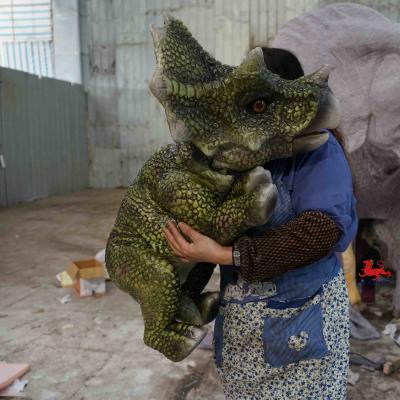 Chine Marionnette réaliste molle légère, marionnette de main de Triceratops à vendre