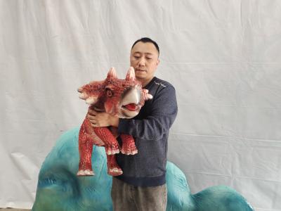 中国 手制御赤ん坊の販売のためのAnimatronic恐竜のトリケラトプスのパペット 販売のため