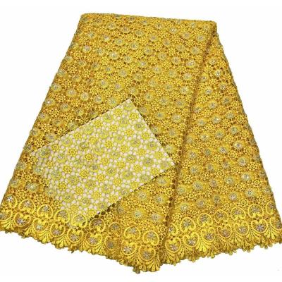 中国 Specifications wholesale price guipure cord lace fabric with sequins yellow sequined water-soluble embroidered lace fabric 販売のため