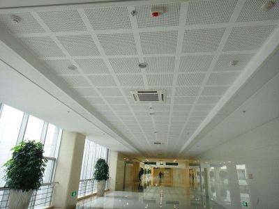 China Triangular Panel de techo de aluminio impermeable Decoración acústica Falsa en venta