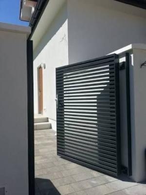China Puerta de seguridad de perfiles de aluminio personalizados de patio Resistente a la intemperie en venta