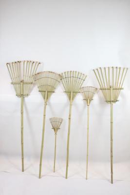 China Rastrillo de bambú hecho a mano el 1.40m 12 dientes para el barrido seco y el jardín de las hojas que limpian los rastrillos de jardín naturales en venta