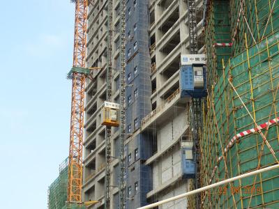 China Grua galvanizada do terreno de construção do elevador 400M do pinhão da cremalheira à venda