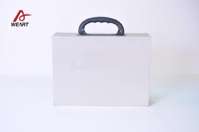 China Caja de papel reciclada Portable de lujo de los cosméticos de la cartulina de la caja de regalo con la manija plástica en venta