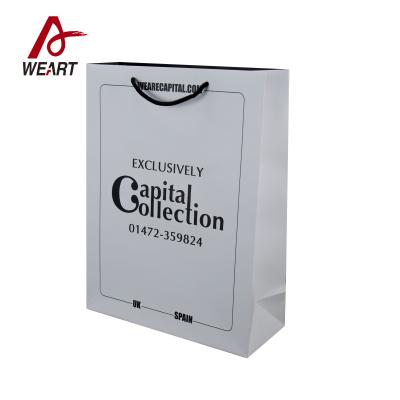 China La bolsa de papel cosmética/imprimió bolsos de compras reutilizables con la cinta negra del algodón en venta