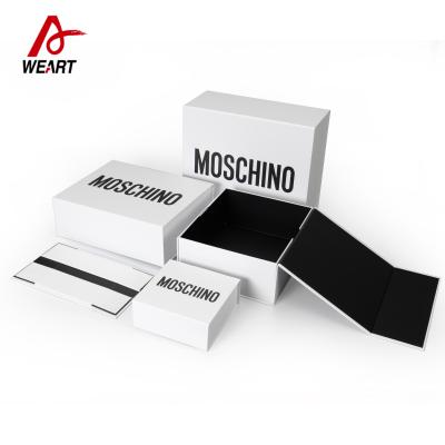 China MOSCHINO  Automatic Foldable Paper Boxes Gift Packaging With Magnets for sale