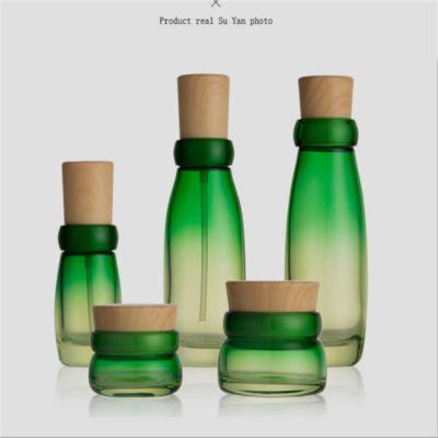 Chine Les cosmétiques inodores étanches écrèment les bouteilles en verre et les pots avec le couvercle en bambou à vendre