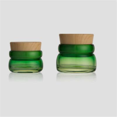 Chine Les cosmétiques inodores étanches écrèment les bouteilles en verre et les pots avec le couvercle en bambou à vendre