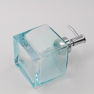 Chine Le distributeur en verre de savon de place acrylique met les biens en bouteille transparents réutilisables à vendre