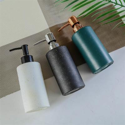 Chine Bouteille en verre antirouille avec la pompe en métal, bouteilles en verre rechargeables Lidded pour le shampooing à vendre
