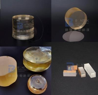 Chine Paquet de la gaufrette LiNbO3 DSP de pouce 0.5mm de Y128-Cut 4 dans la cassette à vendre