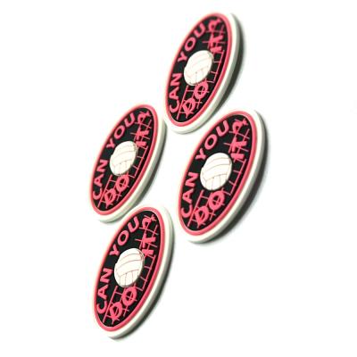 中国 Low MOQ Customized Sustainable Pink Rubber Logo Soft Tag Embossed Clothing Silicone Labels 販売のため