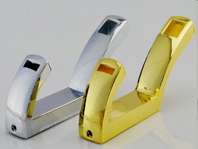 China Ganchos del paño del diseño simple, hardwares Shinning de Accressories del cuarto de baño del estante de toalla del cinc de Bathrom de las suspensiones de capa del oro en venta