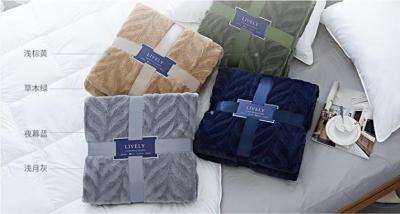 China Wearable 100% Polyester Solid Flannel Blanket / Plush Blankets For Home And Travel for sale