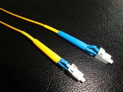 Chine Le LC au câble de correction de Patchcord de terminateur du SM millimètre de LC a adapté la longueur aux besoins du client jaune noire blanche à vendre