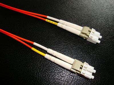 Chine Le duplex LC au câble de correction de Patchcord de terminateur de LC a adapté la longueur aux besoins du client jaune noire blanche à vendre
