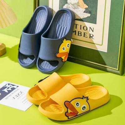 China Los zapatos interiores de la casa de verano linda de las mujeres de las sandalias de la historieta juntan diapositivas al por mayor del hogar de los pequeños deslizadores amarillos antideslizantes del pato en venta
