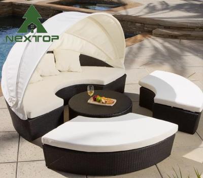 中国 Durable Outdoor Wicker Furniture Sunbed Unique Round Sofa With Canopy 販売のため