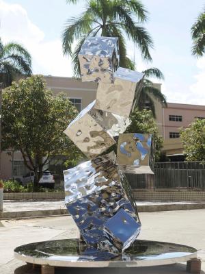 中国 Silver color Hotel Lobby Sculpture Geometric Water Waves Three Dimensional Rubik'S Cube Sculpture 販売のため