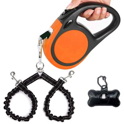 China Double Head 3 Meters Retractable Leash With Flashlight And Bag Dispenser For Large Dogs en venta