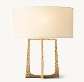 Chine Lampes de table à LED en bois à base de fer martelé de style ferme avec teinte blanche ovale de lin à vendre