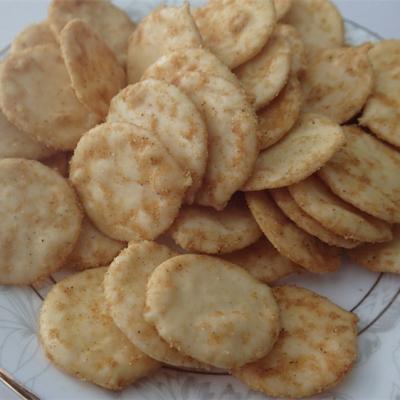 China El múltiplo del bocado del grano condimenta las galletas quebradizas de las galletas que el bocado coció las galletas del arroz del maíz en venta