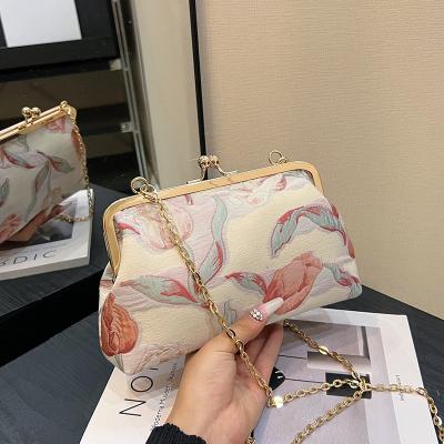 Chine NEW CLIP CHAIN BAG CHINESE STYLE SHELL BAG NATIONAL STYLE FLOWER SHOULDER BAG FASHION DINNER CROSSBODY BAG FOR WOMEN à vendre