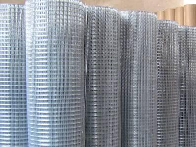 Galvanized welded wire rolls in workshop