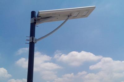 China Ahorre las lámparas de calle solares al aire libre ligeras blancas de la energía 60W con la parte posterior del panel solar en venta