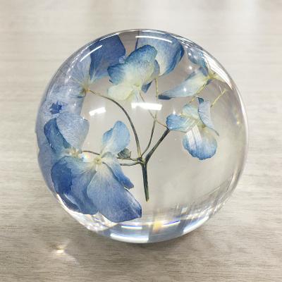 China Peso de papel acrílico do ofício da decoração da casa com a flor real dentro das flores secas para os pesos de papel de cristal da arte da resina à venda