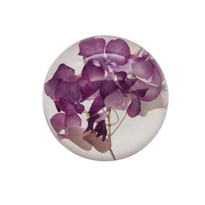 China 3D Crystal Paperweight Ball, pisapapeles de encargo con las flores dentro en venta