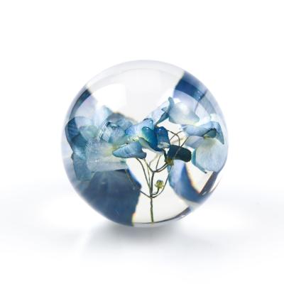 Chine Fleur acrylique adaptée aux besoins du client de boule de boule du presse-papiers 70mm de boules de résine de métiers de fleur acrylique 100mm transparente de résine à l'intérieur d'acrylique à vendre