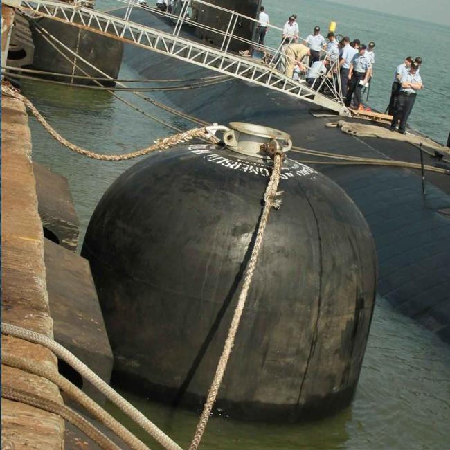 Submarine Vertical Pneumatic Fenders_1 Submarine Vertical Pneumatic Fenders_1