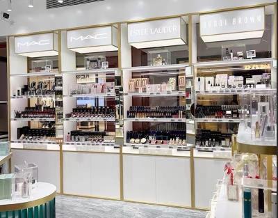 China Gabinete de exhibición cosmético de gran capacidad de lujo de oro con el soporte de exhibición cosmético publicitario acctrative de la caja de luz en venta