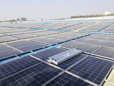 China Líquido de limpeza solar de controle remoto robótico da limpeza solar automática da série B12 com a máquina de limpeza solar da bateria à venda