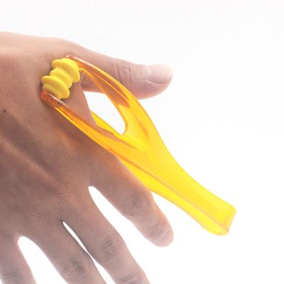 China O projeto curvado do rolo do corpo do dedo Massager Handheld comum promove a circulação sanguínea à venda