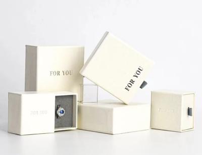 Chine Les boîte-cadeau de papier magnétiques de bijoux d'ODM d'OEM ont réutilisé des boîtes à bijoux de carton à vendre
