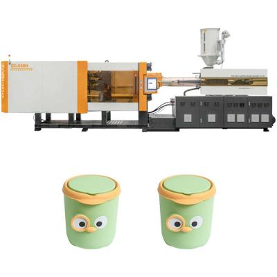 China 550T Injection Molding Equipment Yellow Servo Motor Center Clamping Structure Garbage Plastic Making for sale
