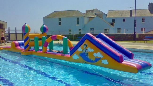 Commercial Heat Sealed Double Lanes 15M Whirligig Pool Inflatable Aqua Run