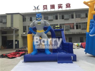 中国 ポリ塩化ビニールの防水シート材料が付いているバットマンのスライドとの顧客用膨脹可能な障害物コース 販売のため