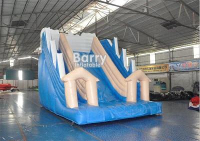 China La diapositiva al aire libre de los toboganes acuáticos/PVC de la lona de los niños inflables blancos y azules del OEM en venta